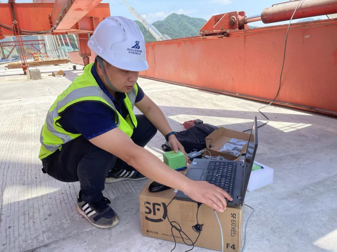 20240402115153.png 雪峰湖大橋施工監(jiān)控項(xiàng)目現(xiàn)場(chǎng)指導(dǎo)主梁拼裝.png