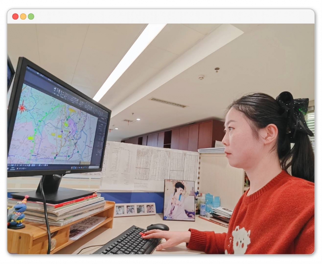 公路事業部 吳鈺洋：她以工位為“戰場”，以鼠標鍵盤為“工具”，用女性特有的細致與嚴謹，在方寸屏幕間繪制公路交通的宏偉藍圖。這抹溫暖的“中國紅”，不僅是新春的喜慶，更是她扎根崗位、建功立業的赤誠之心，生動詮釋了新時代女職工在平凡崗位上創造不平凡業績的巾幗風采。.jpg